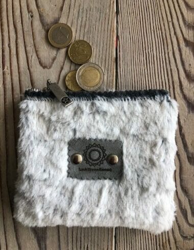 Portemonneetje met ritsje in zachte bontachtige lichtgrijze stof