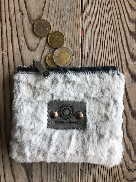 Portemonneetje met ritsje in zachte bontachtige lichtgrijze stof