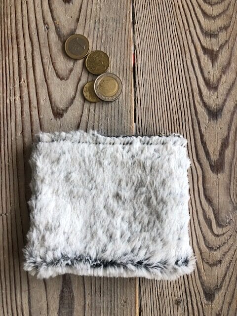 Portemonneetje met ritsje in zachte bontachtige lichtgrijze stof - Afbeelding 2