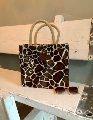 Handtas bekleed met bontachtige bruinbeige giraffeprint