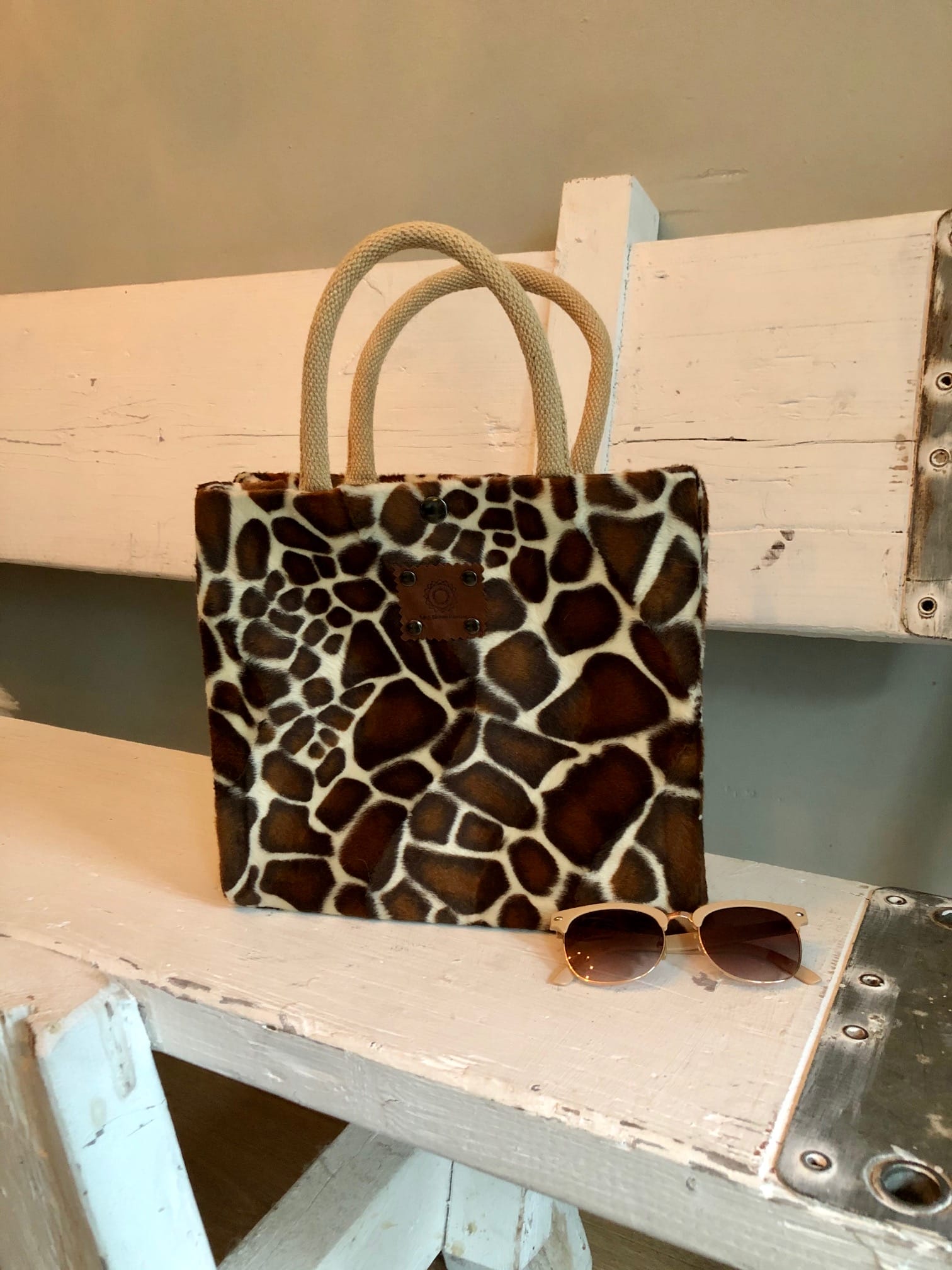 Handtas bekleed met bontachtige bruinbeige giraffeprint
