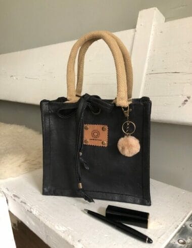 Kleine jute tas bekleed met zwarte leatherlook