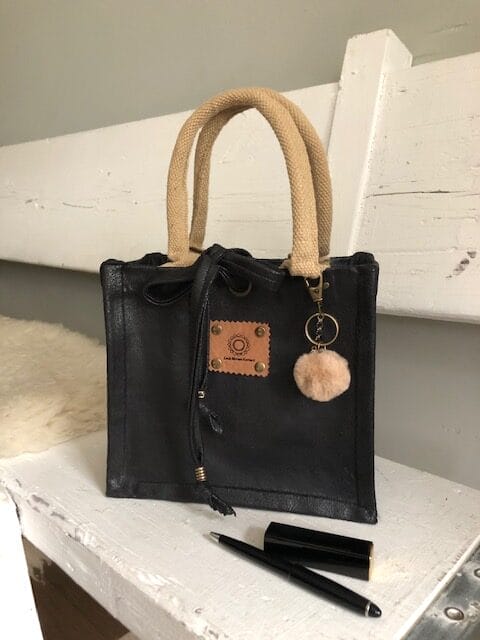 Kleine jute tas bekleed met zwarte leatherlook
