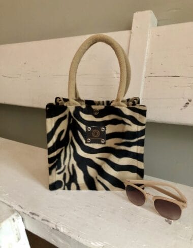 Kleine jute tas bekleed met zwart beige bontachtige zebraprint