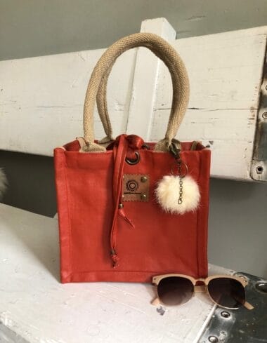 Kleine jute tas bekleed met warm oranje airbrushed leatherlook