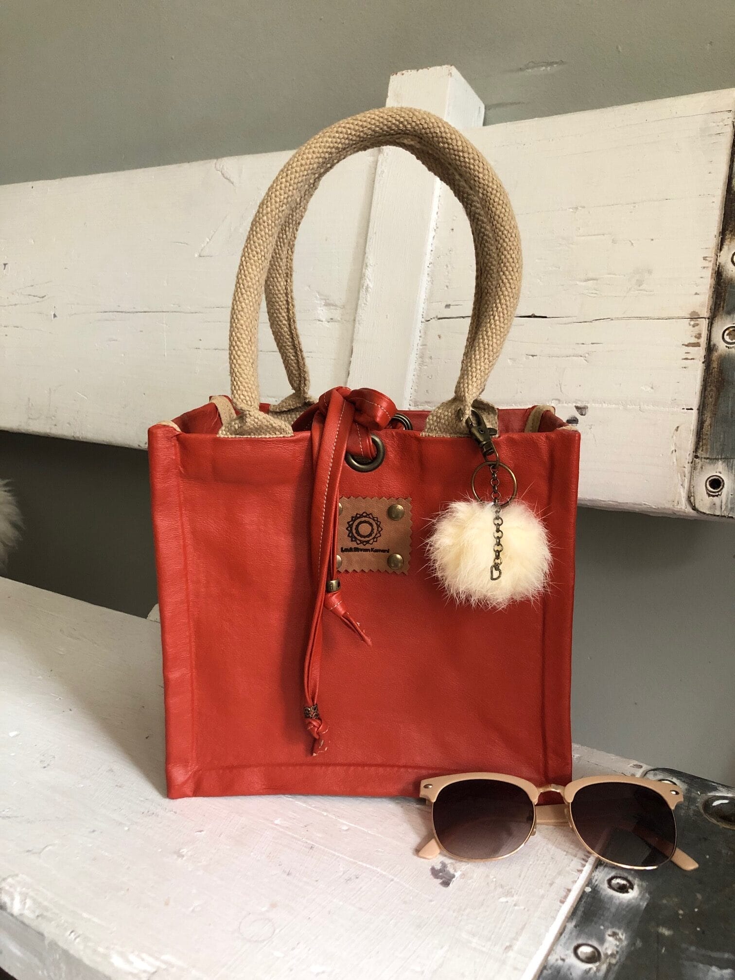 Kleine jute tas bekleed met warm oranje airbrushed leatherlook