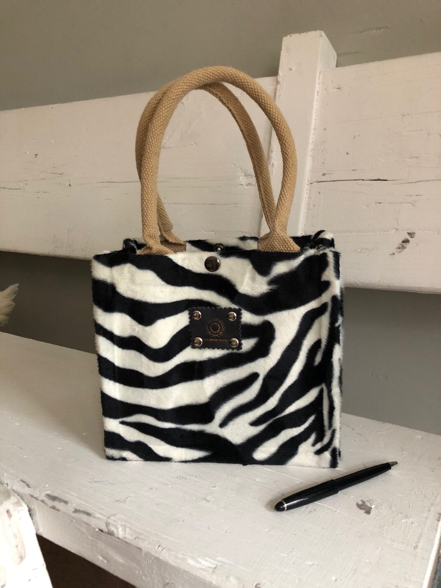 kleine jute tas bekleed met zwart witte bontachtige zebraprint