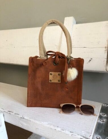 Kleine jute tas bekleed met cognackleurige gescrubd leatherlook