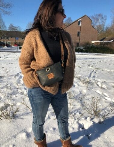 Heuptasje van zwart leer met verstelbare leren riem