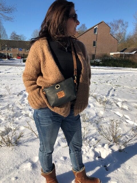 Heuptasje van zwart leer met verstelbare leren riem