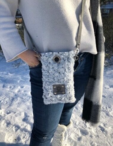 Cross-over festivaltasje van zachte heel lichtgrijs fake bont