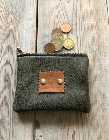 Portemonneetje met ritsje van mosgroene leatherlook