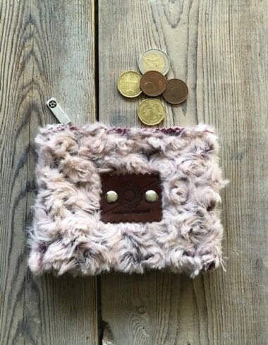 Portemonneetje met ritsje van roze bontachtige stof