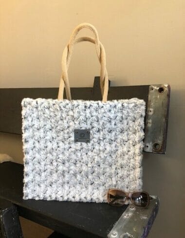 Duurzame jute shopper bekleed met superzachte grijswitte bontachtige stof