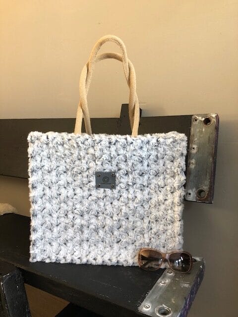 Duurzame jute shopper bekleed met superzachte grijswitte bontachtige stof