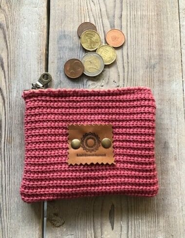 Portemonneetje met rits van koraalroze gebreide stof