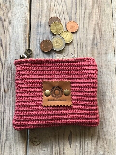 Portemonneetje met rits van koraalroze gebreide stof