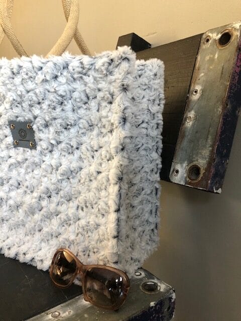 Duurzame jute shopper bekleed met superzachte grijswitte bontachtige stof - Afbeelding 2