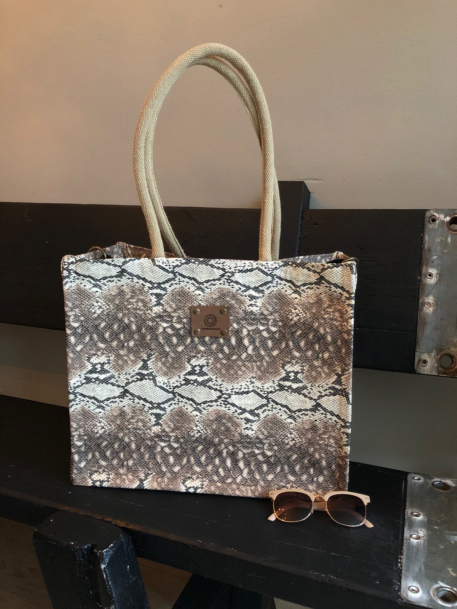 Duurzame shopper bekleed met beige zalm leatherlook slangenprint