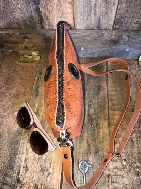 Heuptasje van cognackleurige gescrubd leatherlook met verstelbare leren riem - Afbeelding 2