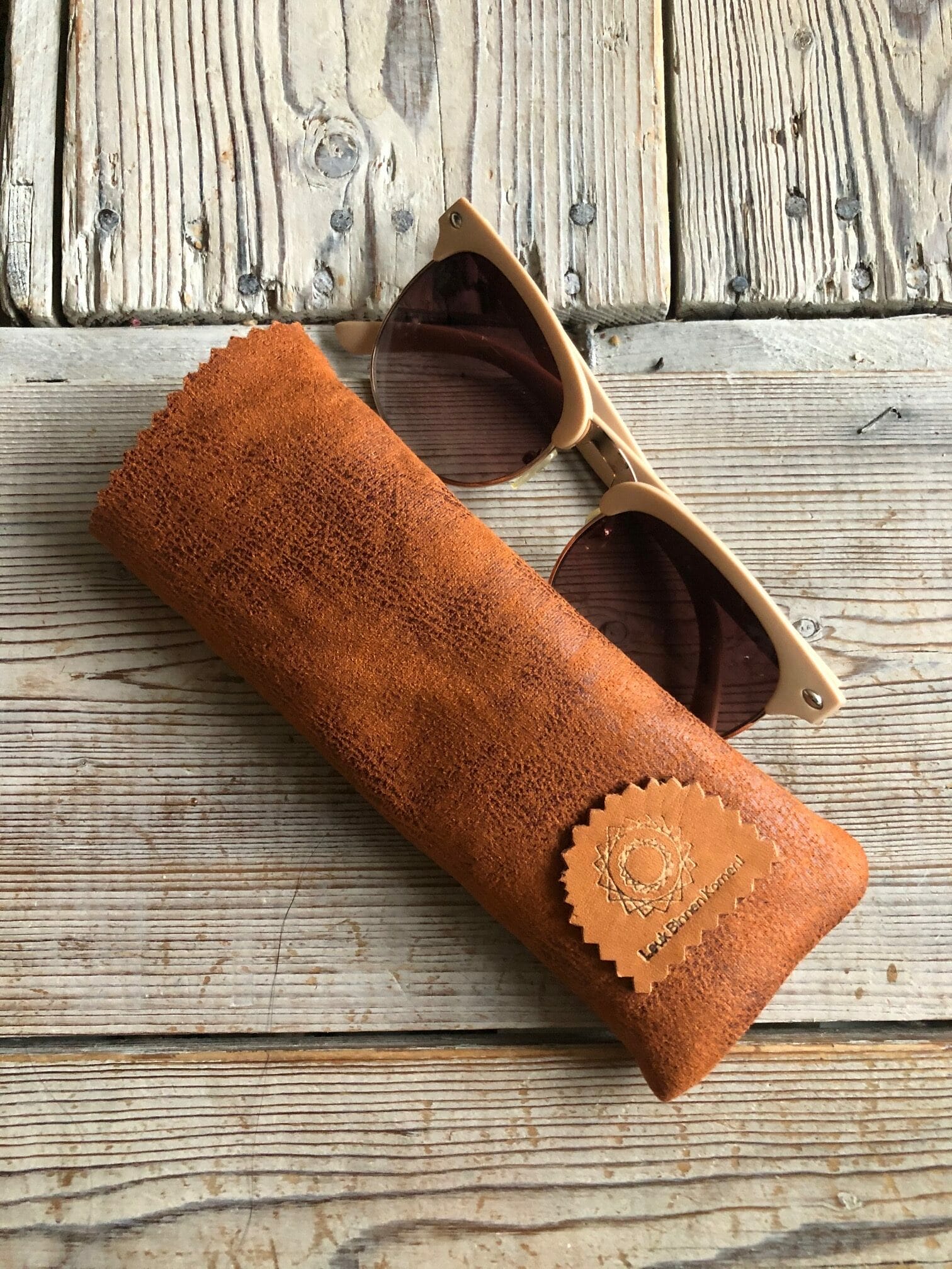 Brilhoesje van cognackleurige gescrubd leatherlook