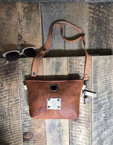 Heuptasje van cognackleurige gescrubd leatherlook met verstelbare leren riem