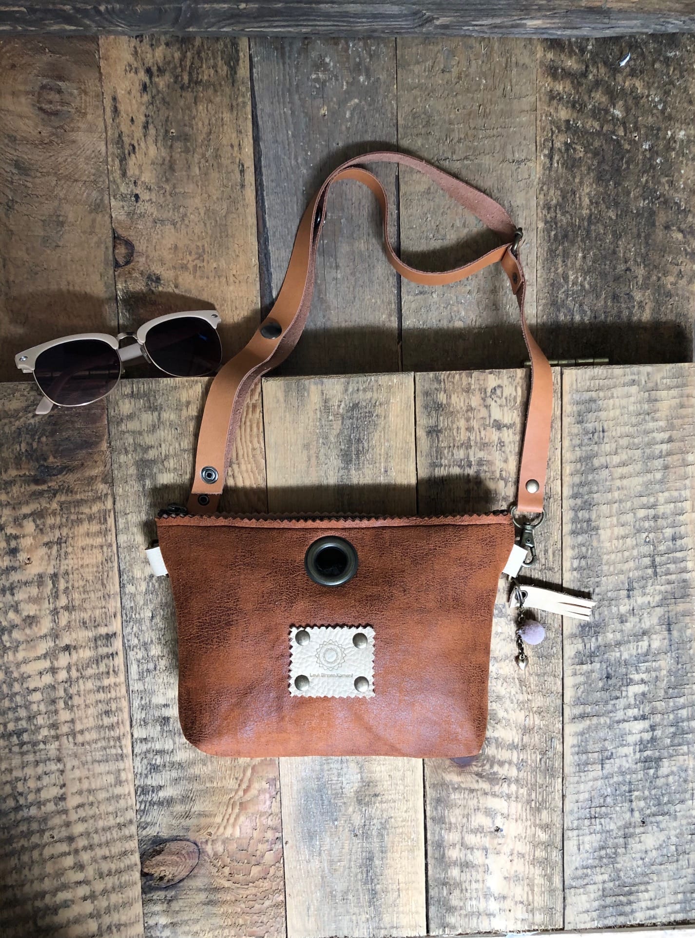 Heuptasje van cognackleurige gescrubd leatherlook met verstelbare leren riem