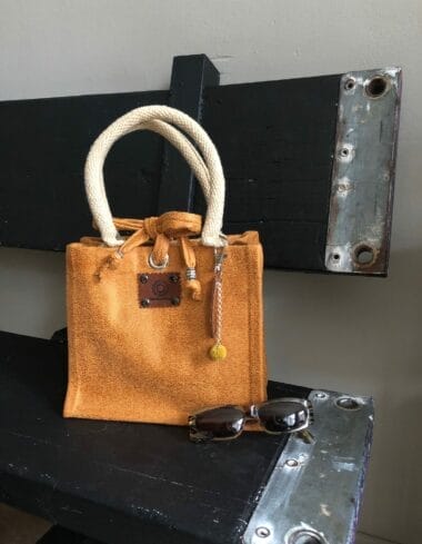 Kleine jute tas bekleed met mosterdgele leatherlook
