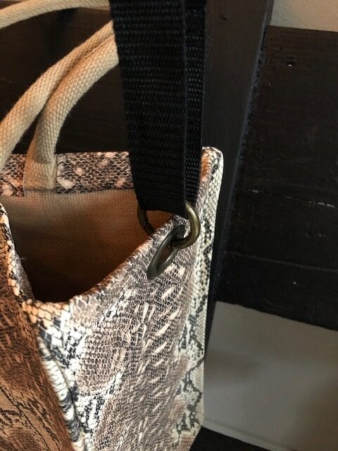 Duurzame shopper bekleed met beige zalm leatherlook slangenprint - Afbeelding 3