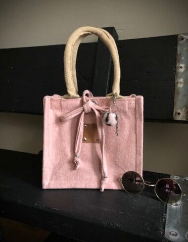 Kleine jute tas bekleed met poederroze leatherlook
