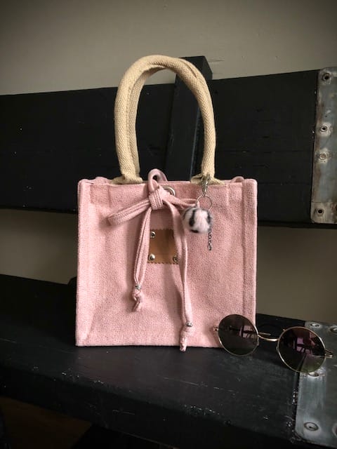 Kleine jute tas bekleed met poederroze leatherlook