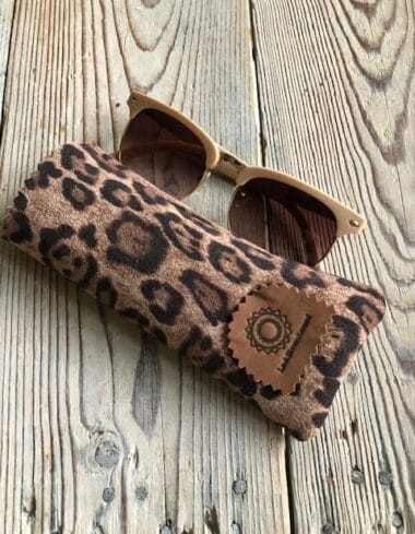 Brilhoesje van mooie bruine suedine panterprint