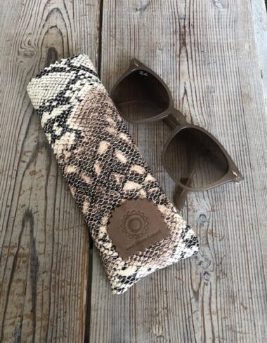 Brilhoesje van beige zalm leatherlook slangenprint