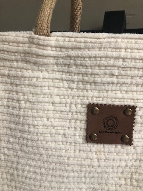 Handtas bekleed met ivoorkleurige cropped ribcord met riempje - Afbeelding 2