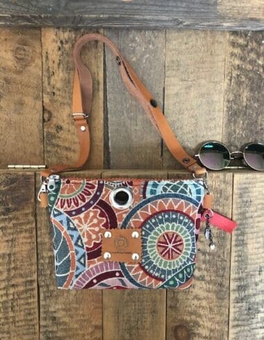 Heuptasje van gobelin in retrolook met verstelbare leren riem