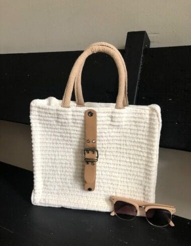 Handtas bekleed met ivoorkleurige cropped ribcord met riempje