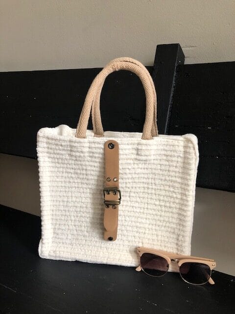 Handtas bekleed met ivoorkleurige cropped ribcord met riempje