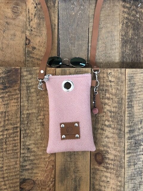 Cross-over festivaltasje van poederroze leatherlook