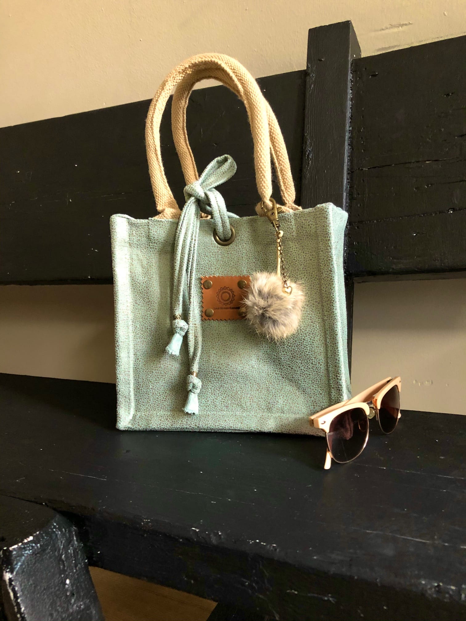 Kleine jute tas bekleed met mintgroene leatherlook