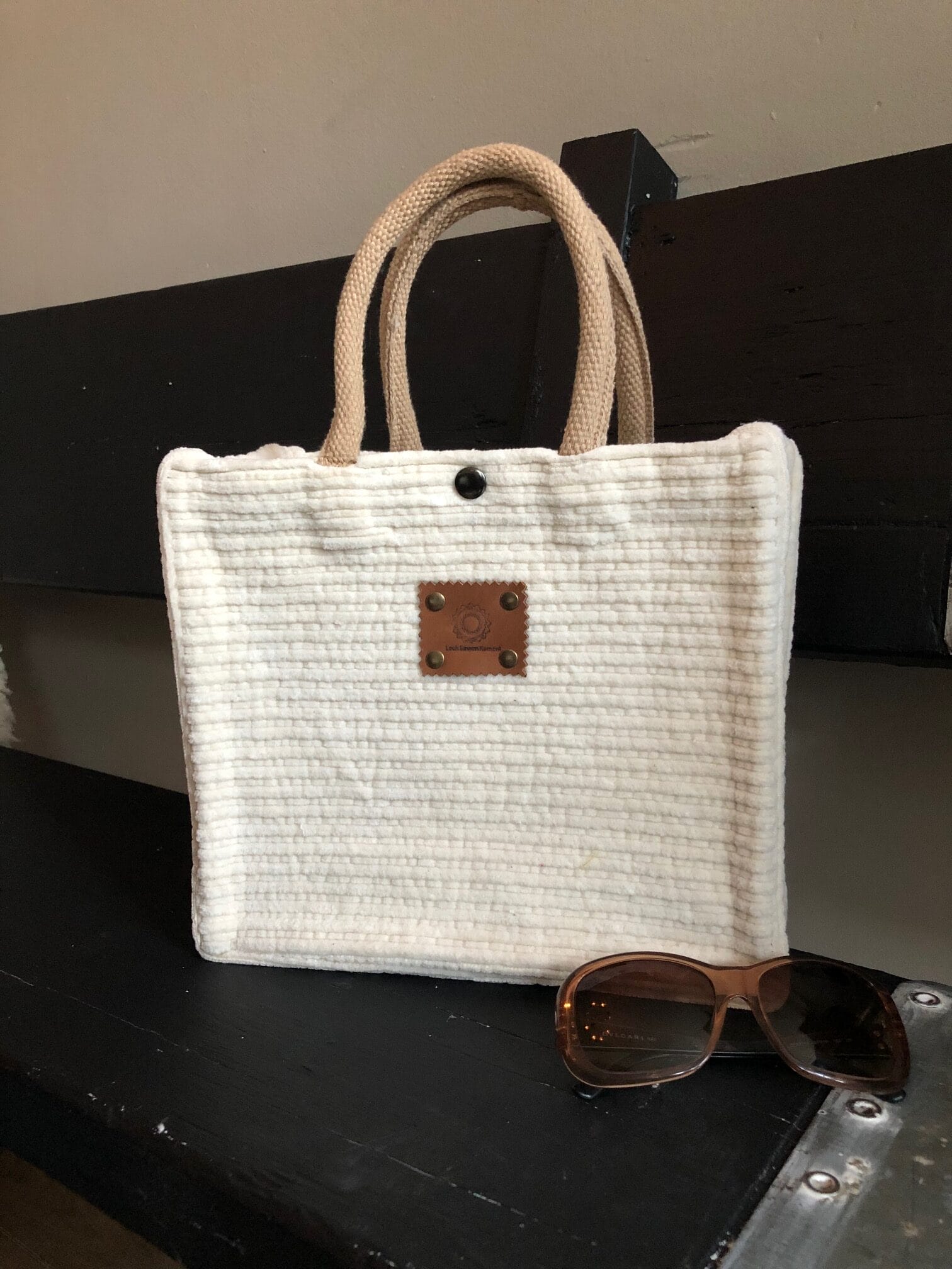 Handtas bekleed met ivoorkleurige cropped ribcord met riempje - Afbeelding 3