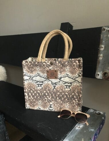 Handtas bekleed met beige zalm leatherlook slangenprint