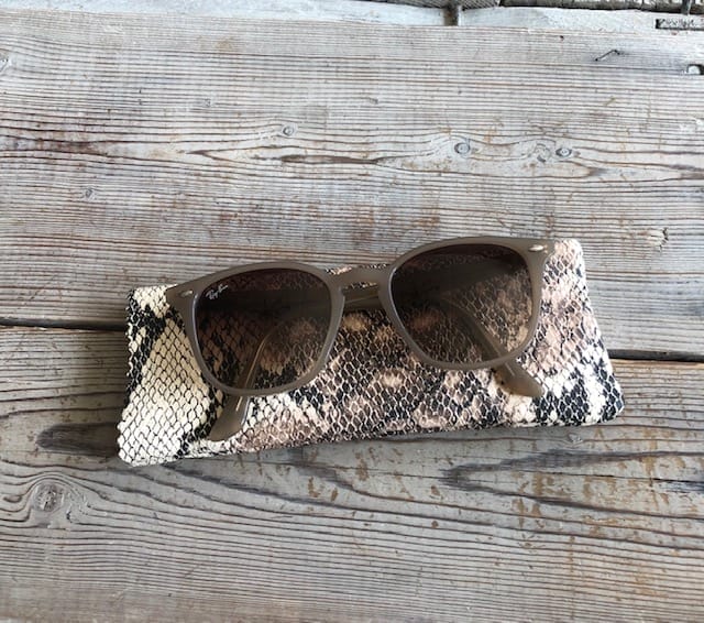 Brilhoesje van beige zalm leatherlook slangenprint - Afbeelding 2