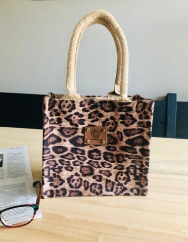 Kleine jute tas bekleed met bruine suedine panterprint