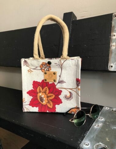 Kleine jute tas bekleed met katoenen stof met zomerse bloemen