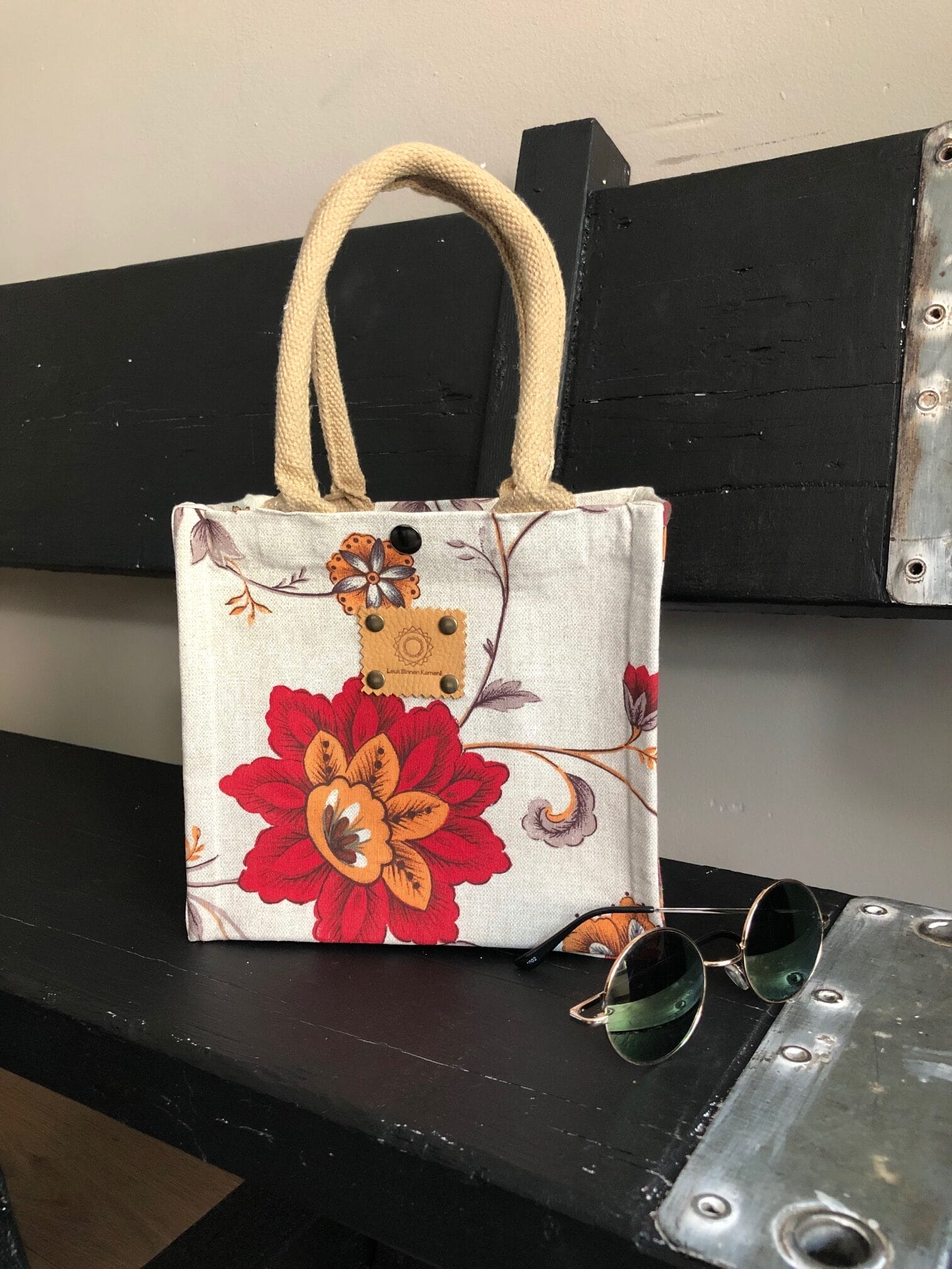 Kleine jute tas bekleed met katoenen stof met zomerse bloemen