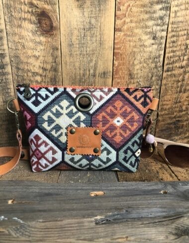 Heuptasje van gobelin in retro to the max met verstelbare leren riem