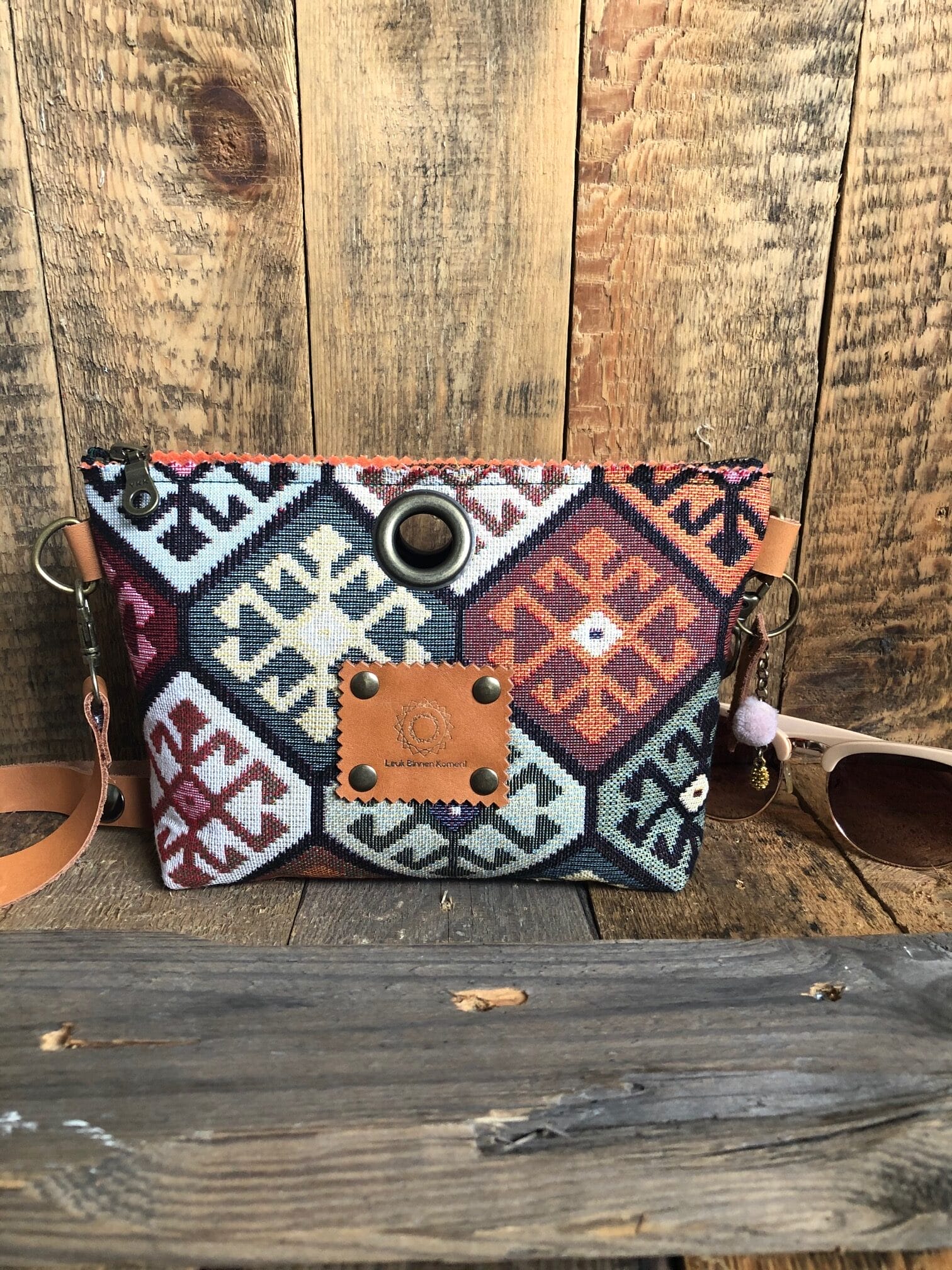 Heuptasje van gobelin in retro to the max met verstelbare leren riem