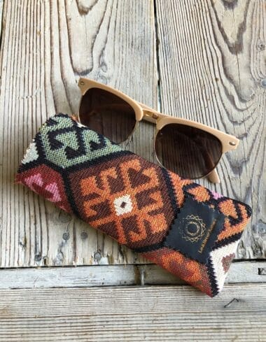 Brilhoesje van gobelin in retro to the max