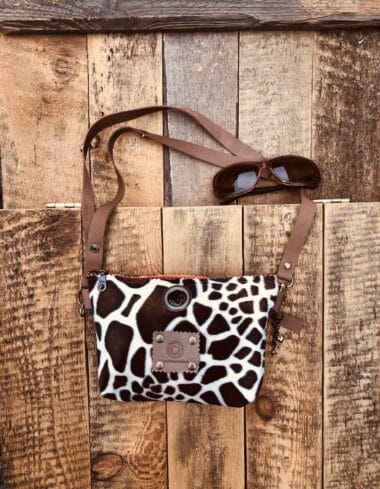 Heuptasje van bontachtige beige giraffeprint met verstelbare leren riem