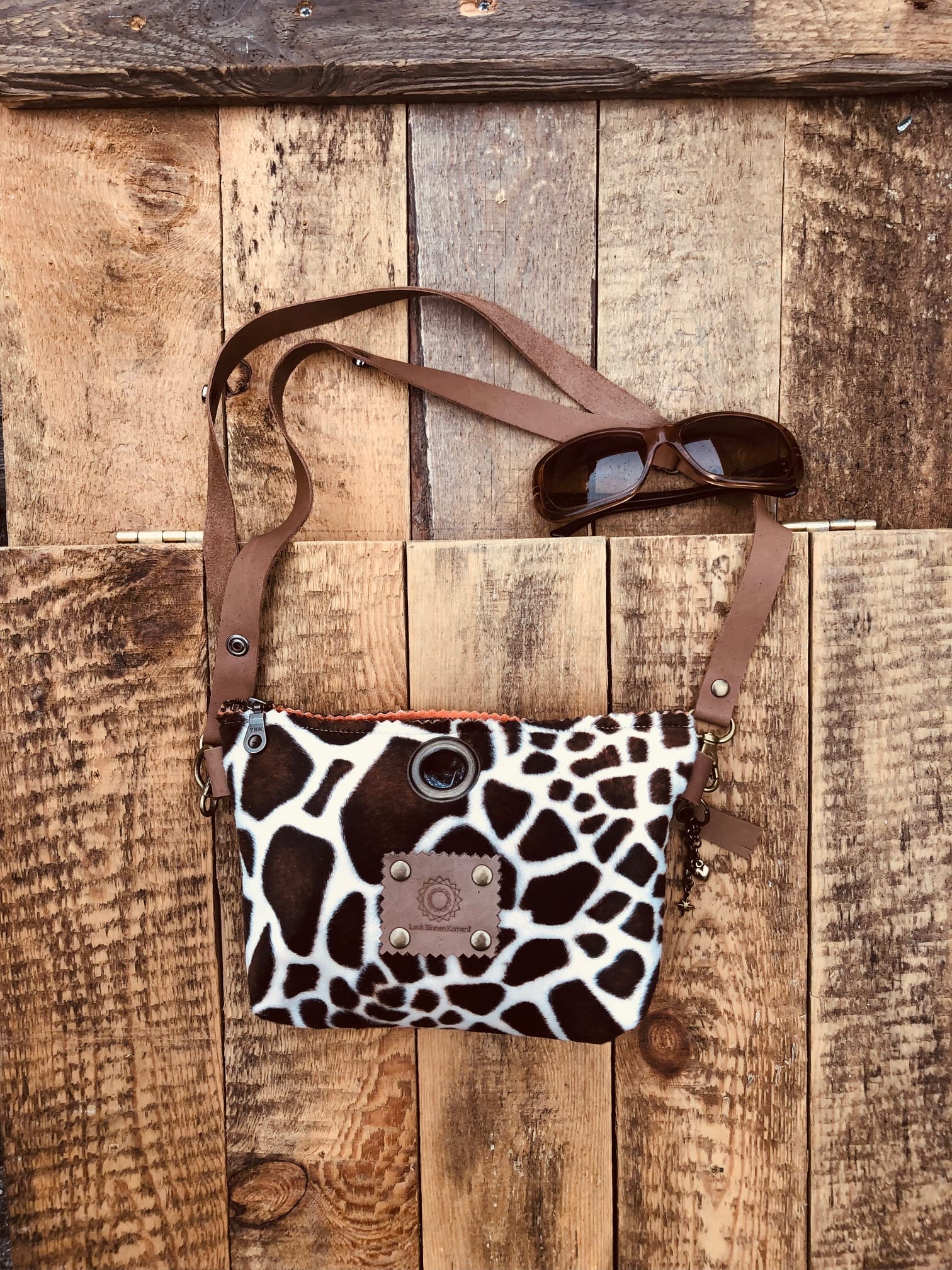 Heuptasje van bontachtige beige giraffeprint met verstelbare leren riem